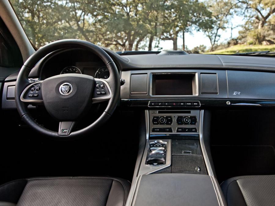  Jaguar XFR 2011 года  (US) (фото 9 из 12)